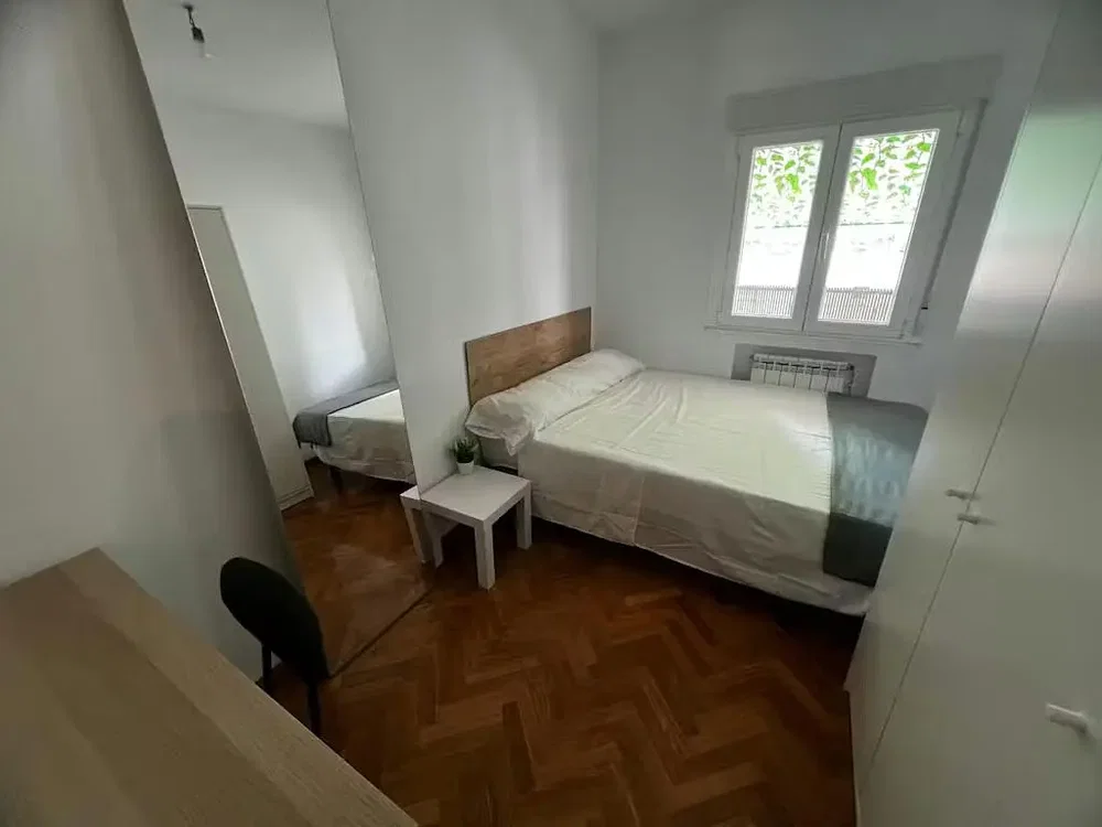 Schlafzimmer; holzboden, tageslicht