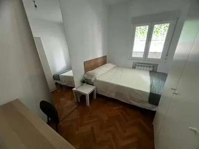 Schlafzimmer; holzboden, tageslicht