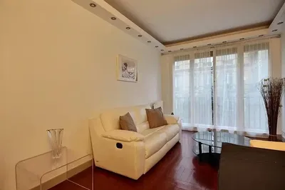 Wohnzimmer; tageslicht, moderner stil, holzboden