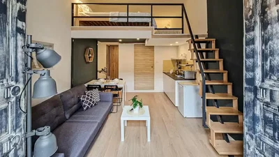 Oturma odası; doğal ışık, modern stil, ahşap zemin