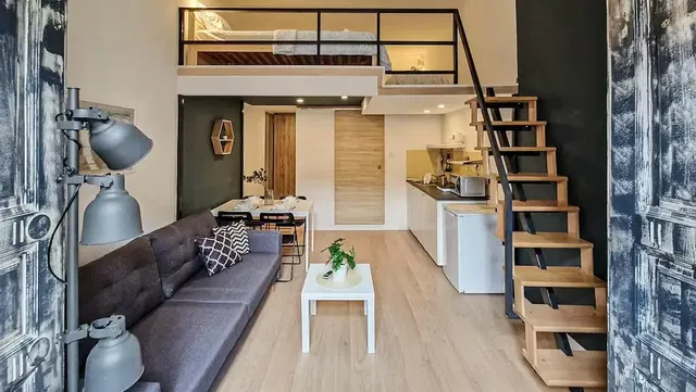 Obývací pokoj; přirozené světlo, moderní styl, dřevěná podlaha