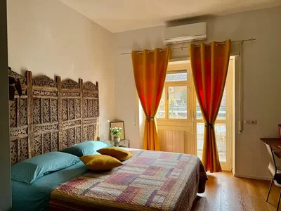 Schlafzimmer; tageslicht, holzboden