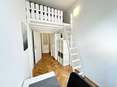 Camera dei bambini; pavimento in legno, luce naturale