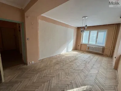 Wohnzimmer; holzboden, tageslicht, renovierungsbedürftig