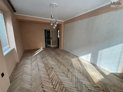 Wohnzimmer; holzboden, tageslicht, renovierungsbedürftig