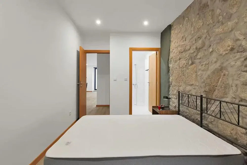 Schlafzimmer; tageslicht, holzbalken, moderner stil