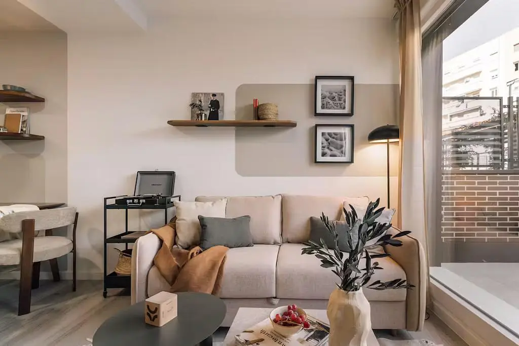 Oturma odası; doğal ışık, modern stil, manzara