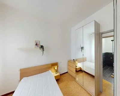 Schlafzimmer; tageslicht, holzboden