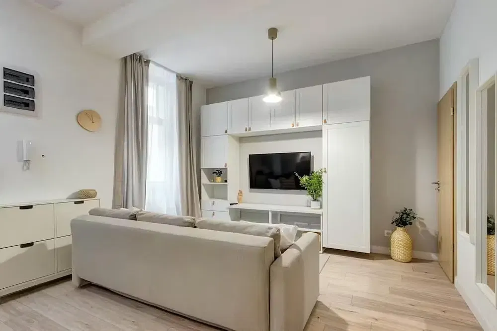 Wohnzimmer; tageslicht, moderner stil, holzboden