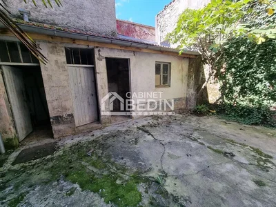 Dům a okolí; nutná rekonstrukce