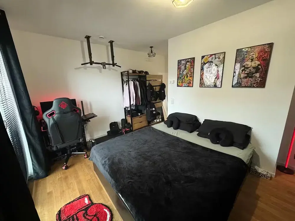 Chambre; parquet, style moderne, lumière naturelle