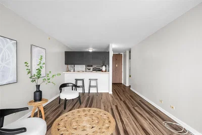 Soggiorno; pavimento in legno, luce naturale, stile moderno