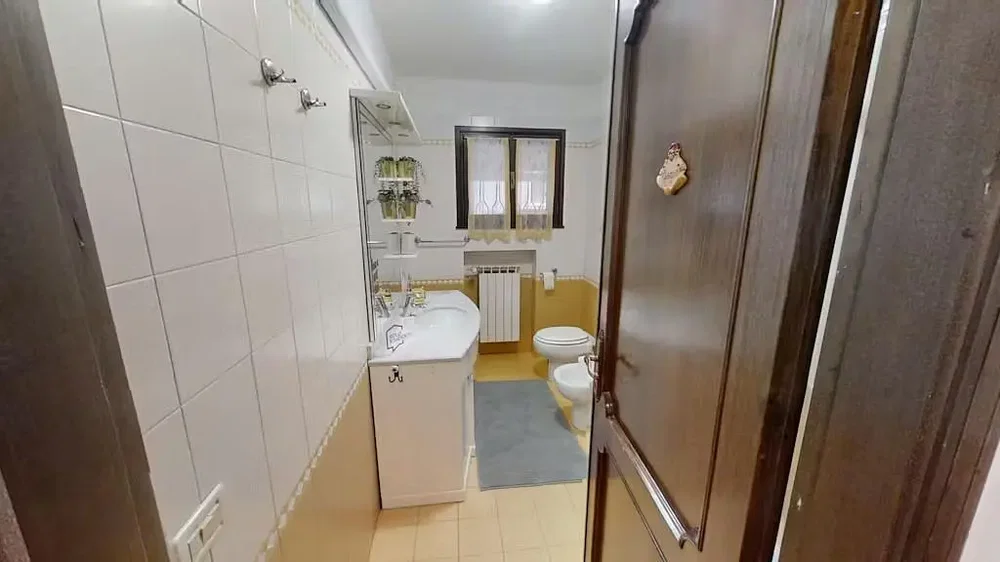 Badezimmer; fliesenboden, tageslicht