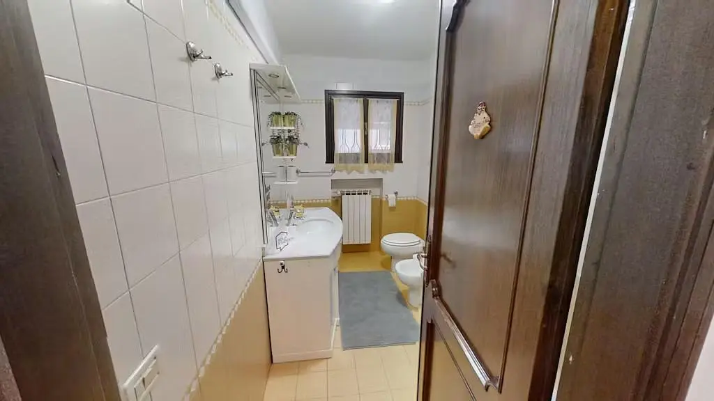 Badezimmer; fliesenboden, tageslicht