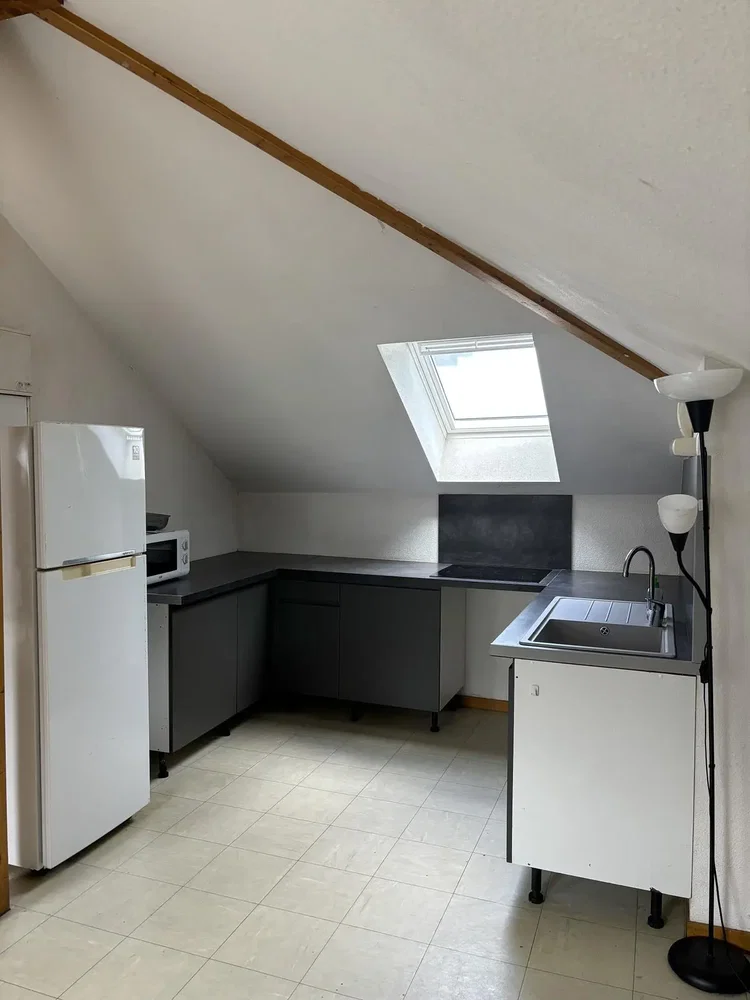 Mutfak; mutfak aletleri, fayans zemin, doğal ışık