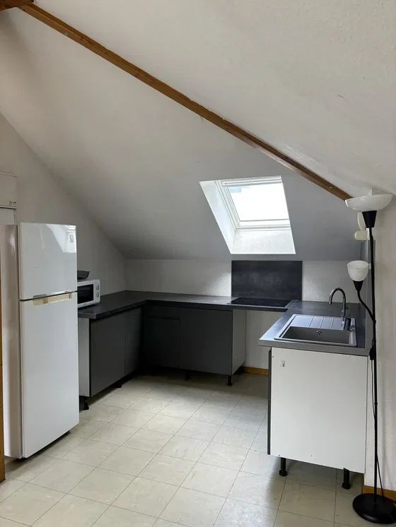 Mutfak; mutfak aletleri, fayans zemin, doğal ışık