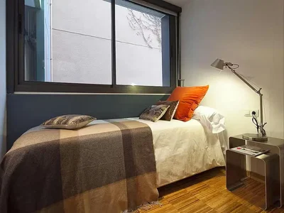 Schlafzimmer; holzboden, tageslicht