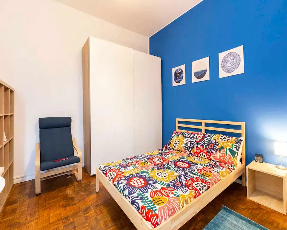 Yatak odası; ahşap zemin, doğal ışık, modern stil