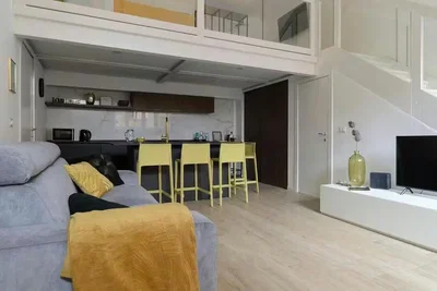 Wohnzimmer; küchengeräte, tageslicht, moderner stil, holzboden