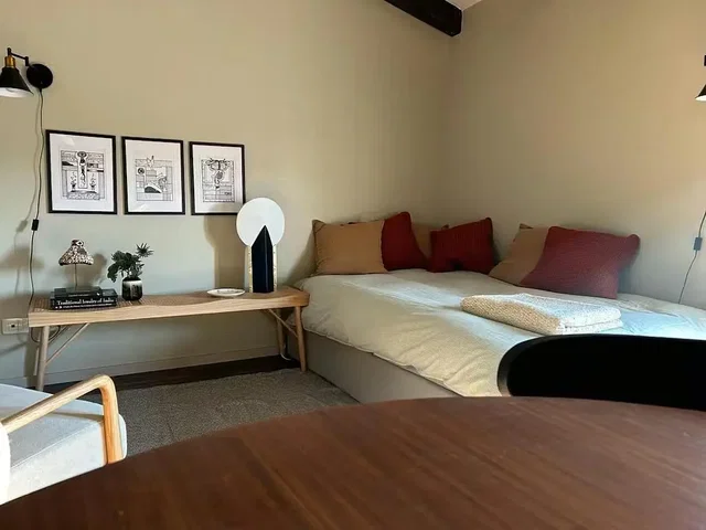 Quarto; estilo moderno, luz natural
