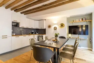 Küche; küchengeräte, holzbalken, holzboden, tageslicht, moderner stil