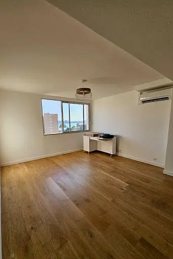 Spavaća soba; pogled, drveni pod, prirodno svjetlo