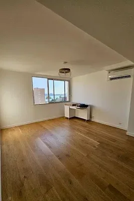 Spavaća soba; pogled, drveni pod, prirodno svjetlo