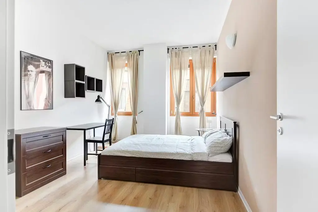 Schlafzimmer; tageslicht, holzboden