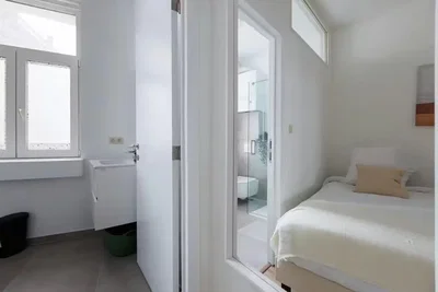 Camera da letto; luce naturale, pavimento in piastrelle
