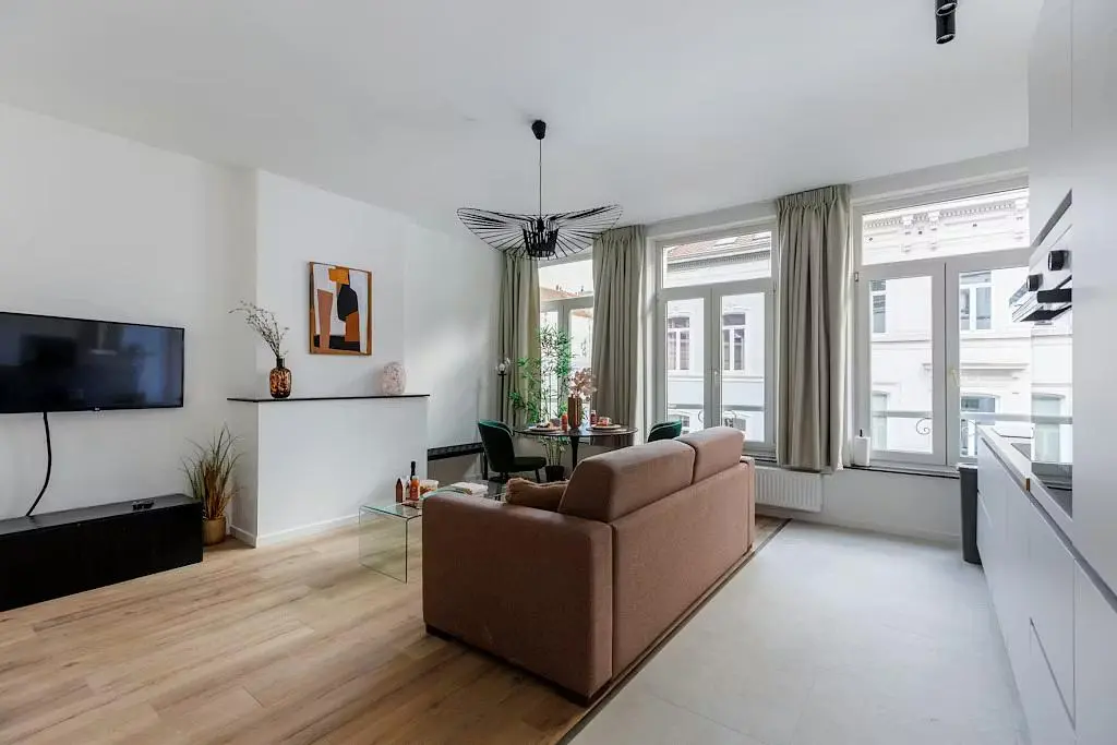 Soggiorno; luce naturale, stile moderno, pavimento in legno