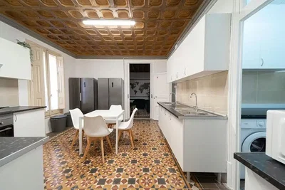 Küche; küchengeräte, fliesenboden, tageslicht