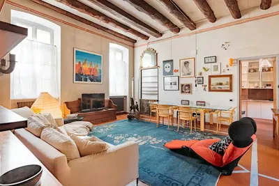 Wohnzimmer; tageslicht, holzbalken, rustikaler stil