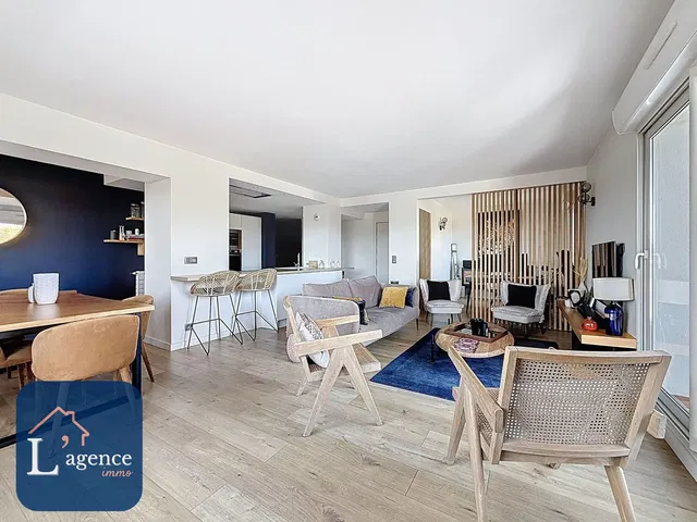 Obývací pokoj; přirozené světlo, moderní styl, dřevěná podlaha