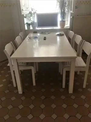 Yemek odası; fayans zemin, doğal ışık