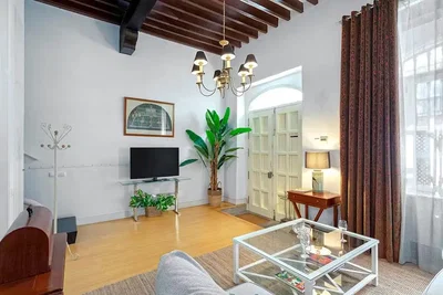 Oturma odası; doğal ışık, ahşap kirişler