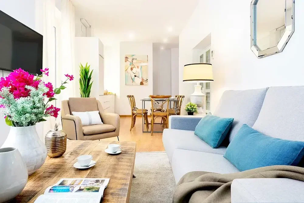 Oturma odası; doğal ışık, modern stil