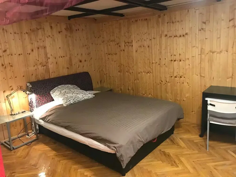 Schlafzimmer; holzboden, tageslicht