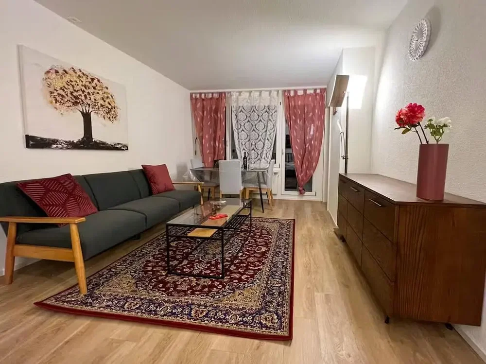 Oturma odası; ahşap zemin, doğal ışık, modern stil