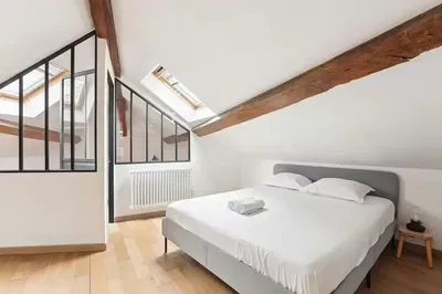 Schlafzimmer; holzbalken, holzboden, tageslicht