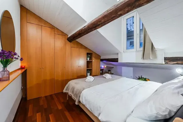 Camera da letto; pavimento in legno, luce naturale