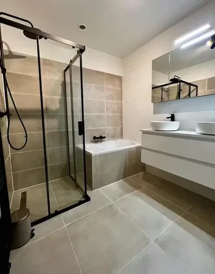 Badezimmer; fliesenboden, renoviert, tageslicht, moderner stil