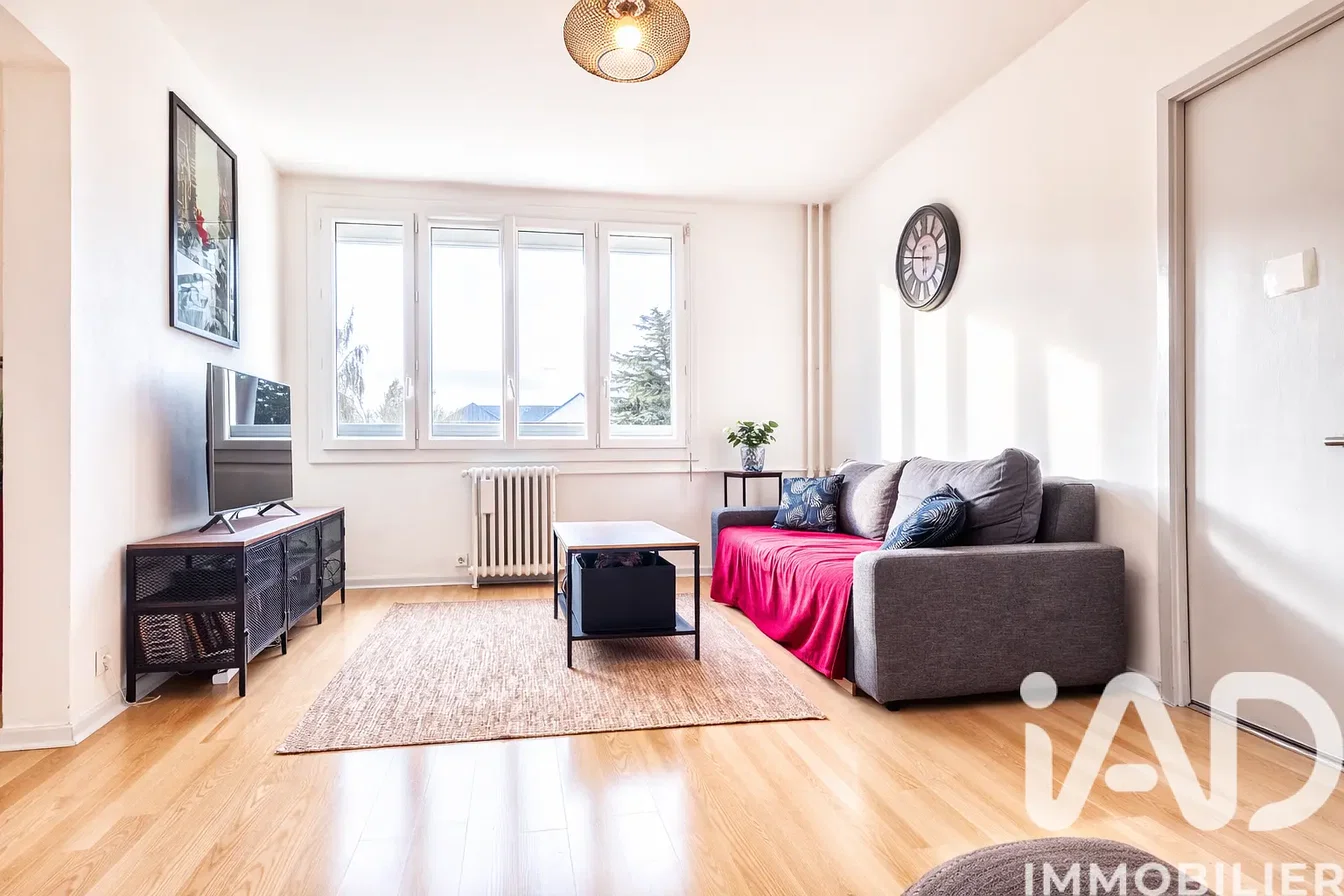 Obývací pokoj; přirozené světlo, dřevěná podlaha, moderní styl