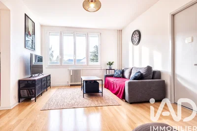 Obývací pokoj; přirozené světlo, dřevěná podlaha, moderní styl