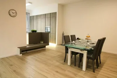Wohnzimmer; holzboden, tageslicht, moderner stil