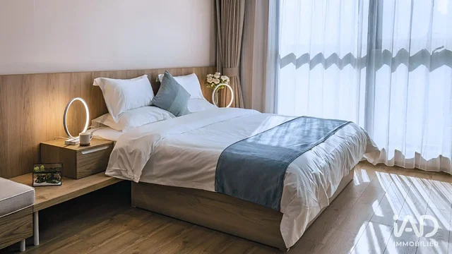 Ložnice; přirozené světlo, moderní styl, dřevěná podlaha