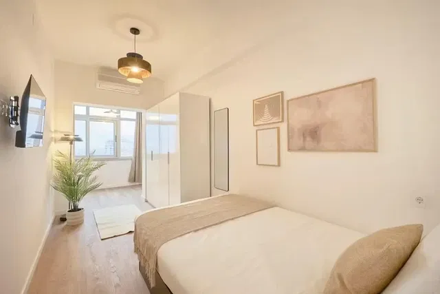 Camera da letto; luce naturale, stile moderno, pavimento in legno