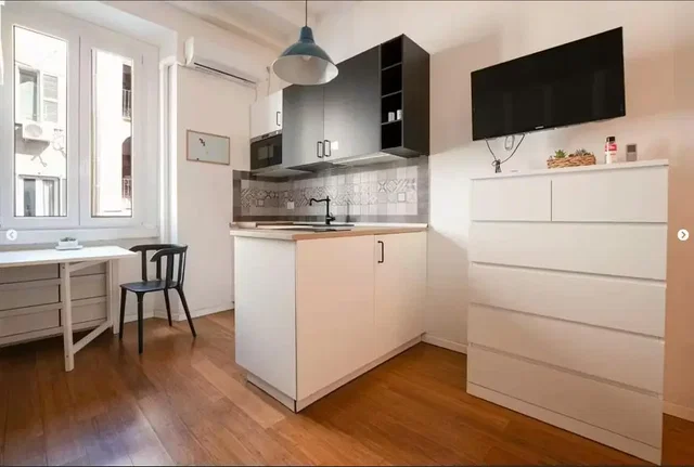 Cucina; elettrodomestici, luce naturale, pavimento in legno, stile moderno