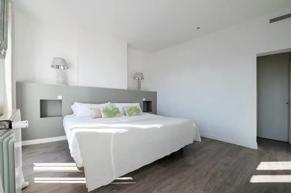 Schlafzimmer; tageslicht, holzboden