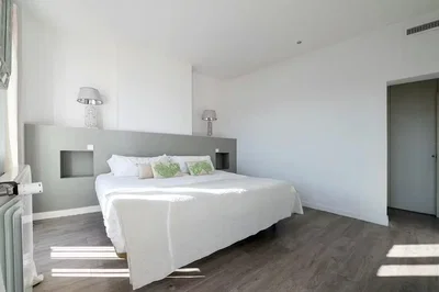 Schlafzimmer; tageslicht, holzboden