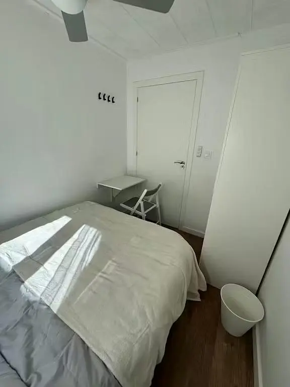 Ložnice; přirozené světlo, dřevěná podlaha